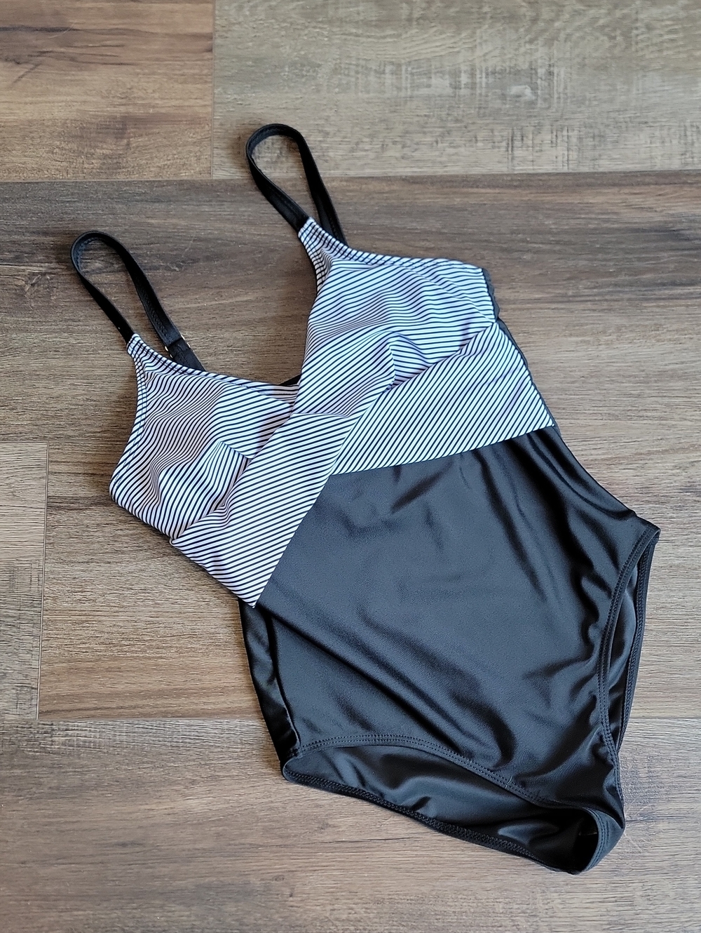 Unbranded One-Piece Striped Twist Front Swimsuit in Black & White Womens Size M